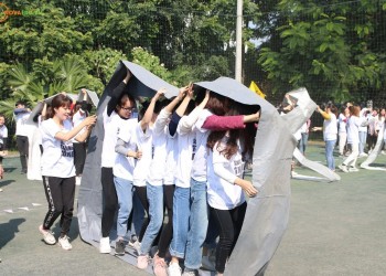 Học viên tham gia trò chơi bánh xe khổng lồ giúp nâng cao tinh thần đoàn kết, sự phối hợp nhịp nhàng trong đội