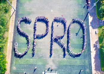 Dòng chữ SPRO được thực hiện bởi hơn 400 học viên của chương trình